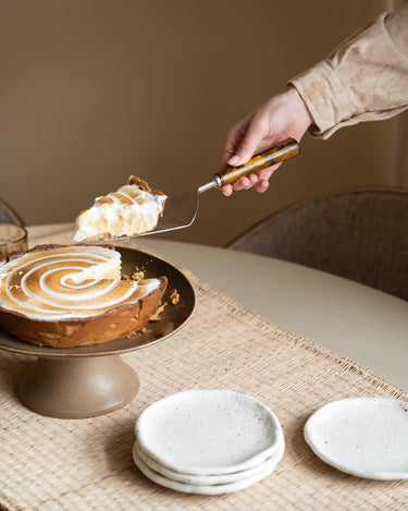 Cake Plate Vita Beige - Things I Like Things I Love