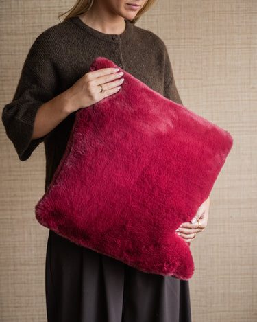 Kussen Cutie Fluffy Bordeaux - Things I Like Things I Love