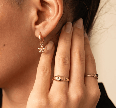 TILTIL Earrings Charm Flower Small Gold - Things I Like Things I Love