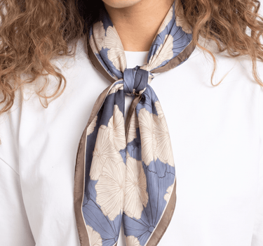 TILTIL Flo Flower Scarf Satin Blauw - Things I Like Things I Love