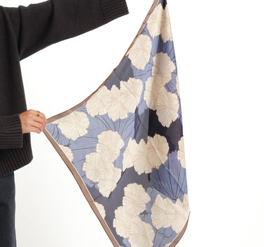 TILTIL Flo Flower Scarf Satin Blauw - Things I Like Things I Love