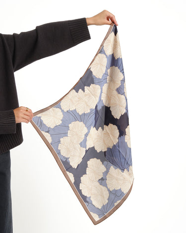 TILTIL Flo Flower Scarf Satin Blauw - Things I Like Things I Love