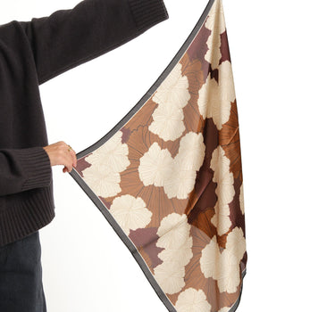 TILTIL Flo Flower Scarf Satin Bruin - Things I Like Things I Love