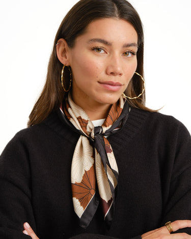 TILTIL Flo Flower Scarf Satin Bruin - Things I Like Things I Love