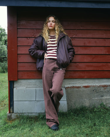TILTIL Missy HR Relaxed Seam Jeans Bordeaux - Things I Like Things I Love