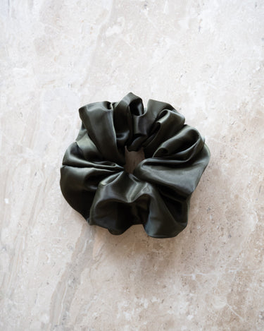 TILTIL Nellie Scrunchie Satin Olijf - Things I Like Things I Love