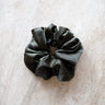 TILTIL Nellie Scrunchie Satin Olijf - Things I Like Things I Love