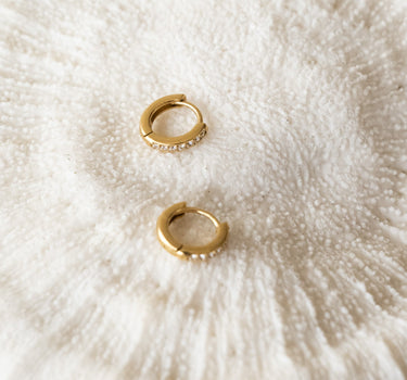 TILTIL Set Of 2 Diamond Huggie Earrings Gold - Things I Like Things I Love