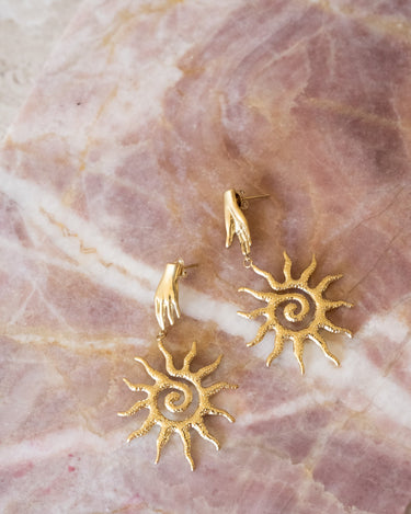 TILTIL Set of 2 Earrings Sunny Hand Hanger Gold - Things I Like Things I Love