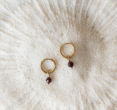 TILTIL set van 2 Love Gemstone Earrings Goud Garnet - Things I Like Things I Love