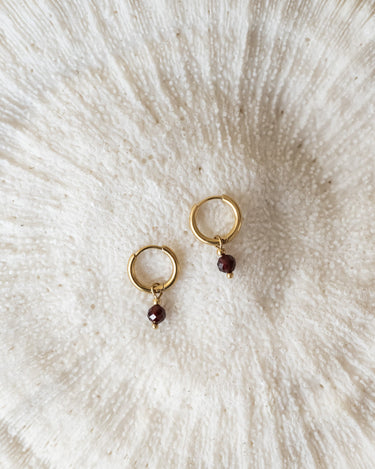 TILTIL set van 2 Love Gemstone Earrings Goud Garnet - Things I Like Things I Love