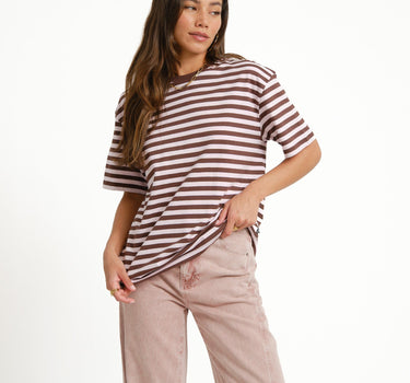 TILTIL Thin Striped Luc Tee Bruin Roze - Things I Like Things I Love