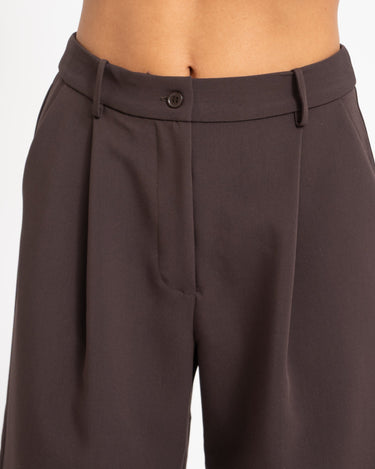 Vannah Knee Shorts Bruin - Things I Like Things I Love